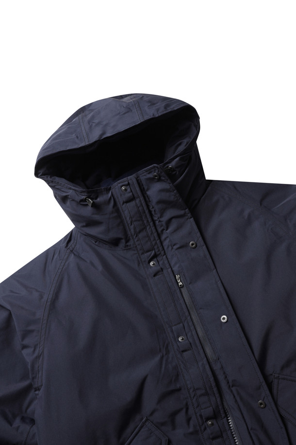 (NANAMICA) 고어텍스 다운 코트 - 네이비는 남성용 아우터 다운 코트로, 겨울철 일상 및 아웃도어 활동에 적합합니다. 밀리터리 및 클래식 스타일을 기반으로 한 무지 디자인의 롱 기장 파카 코트입니다. 방수, 발수, 투습 기능을 갖춘 고어텍스 및 폴리에스터 소재를 사용하여 튼튼하며, 스냅과 지퍼로 여밀 수 있습니다. 레귤러핏으로 제작되었으며, 리브 소매, 내부 포켓, 다운 충전재를 갖춰 보온성을 높였습니다. 출근룩과 여행룩, 미니멀, 클래식, 캐주얼 스타일에 모두 잘 어울립니다.
