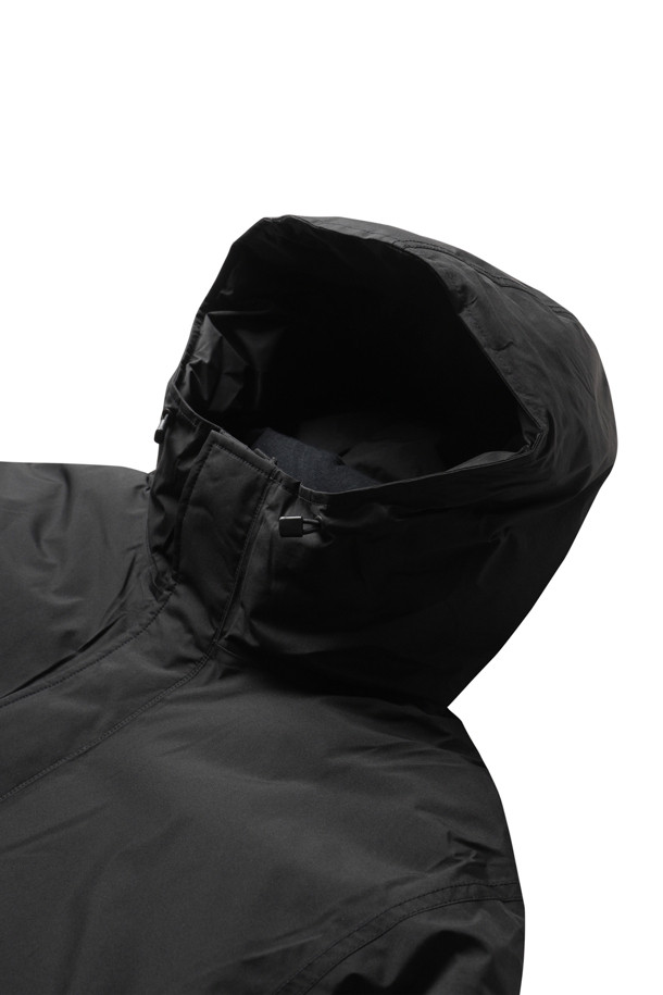 (NANAMICA) 고어텍스 롱 다운 코트 - 블랙은 일상과 출근룩에 모두 잘 어울리는 방수, 투습, 발수 기능을 갖춘 겨울용 파카입니다. 캐주얼, 미니멀, 클래식 스타일을 아우르며, 무지 패턴의 블랙 컬러로 어떤 옷에도 쉽게 매치할 수 있습니다. 롱 기장의 다운 코트는 두꺼운 두께감으로 뛰어난 보온성을 제공하며, 스냅과 지퍼 여밈 방식으로 편안하게 착용할 수 있습니다. 고어텍스, 폴리에스테르, 다운 소재를 사용하여 탁월한 기능성과 스타일을 동시에 만족시키는 제품입니다. 후드와 안감 디테일이 더해져 더욱 따뜻하고 고급스러운 느낌을 줍니다.
