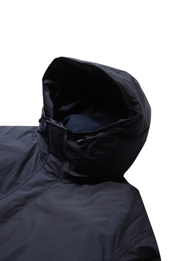 (NANAMICA) 고어텍스 롱 다운 코트 - 네이비는 겨울철 일상 및 아웃도어 활동에 적합한 남성용 다운 코트입니다. 방수, 투습, 발수 기능을 갖춘 고어텍스 소재와 폴리에스테르를 사용하여 우수한 기능성을 제공하며, 롱 기장과 넉넉한 레귤러 핏으로 편안한 착용감을 선사합니다. 미니멀한 디자인에 네이비 컬러, 무지 패턴으로 출근룩, 여행룩 등 다양한 스타일에 매치하기 용이합니다. 스냅 및 지퍼 여밈 방식, 리브 소매, 내부 포켓 디테일이 돋보이며, 두꺼운 두께감으로 보온성을 극대화한 파카 스타일의 아우터입니다.
