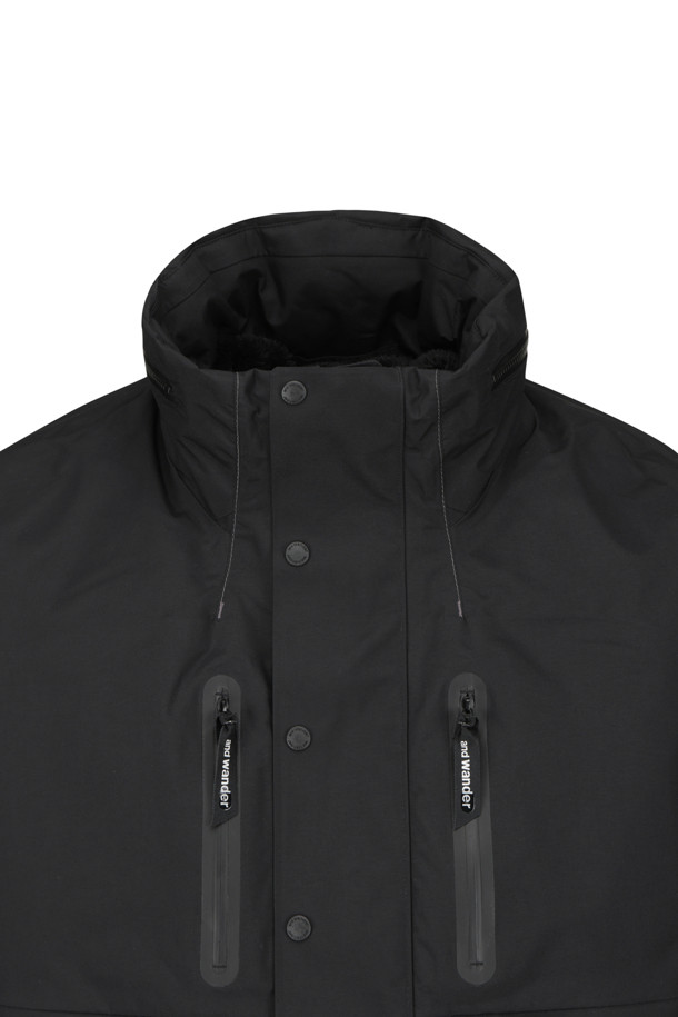 (AND WANDER) 레인 프로프 다운 재킷 - 블랙은 아웃도어 활동과 일상생활에서 모두 활용 가능한 남녀 공용 다운 재킷입니다. 방수, 투습 기능과 750 필파워 다운 충전재로 뛰어난 보온성을 제공하며, 겨드랑이 벤틸레이션으로 쾌적함을 유지합니다. 수납형 후드와 반사 스티치 디테일은 기능성과 디자인을 동시에 만족시키며, 레귤러핏으로 편안한 착용감을 선사합니다. 등산, 캠핑, 출근 등 다양한 TPO에 스포티, 고프코어 및 미니멀 스타일로 연출할 수 있습니다.
