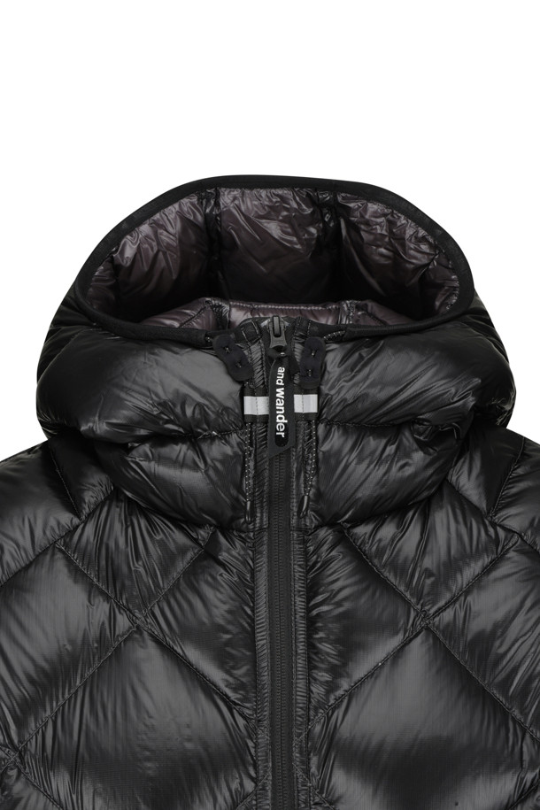 (AND WANDER) 다이아몬드 스티치 다운 후디 2 - 블랙은 아웃도어 활동과 일상에서 모두 활용 가능한 남녀 공용 다운 재킷입니다. 10데니어 PERTEX QUANTUM 소재와 헝가리산 화이트 구스 다운(93% 다운, 850 필파워)를 사용하여 뛰어난 보온성과 경량성을 제공합니다. 후드 기초 부분에는 보아 플리스 소재를 적용하여 부드러운 촉감을 더했으며, 다이아몬드 퀄팅 패턴과 미니멀한 디자인으로 스포티한 스타일을 연출합니다. 발수 기능과 밑단 드로우코드를 통해 변화무쌍한 날씨에도 쾌적하게 착용할 수 있으며, 여행, 등산, 캠핑 등 다양한 TPO에 활용 가능합니다.
