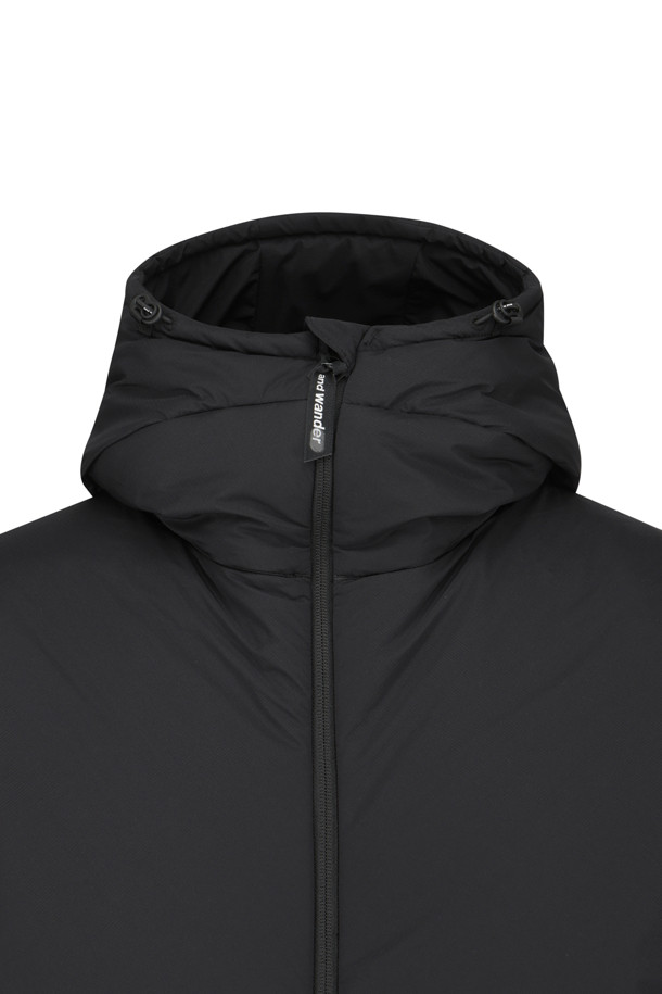 (AND WANDER) 탑 플리스 재킷 - 블랙은 아웃도어 활동과 일상 모두 활용 가능한 남녀 공용 플리스 재킷입니다. PERTEX QUANTUM AIR 겉감과 PRIMALOFT Silver Insulation 충전재를 사용하여 보온성, 통기성, 내구성을 높였으며, 복원력이 뛰어나 변형 없이 오래 입을 수 있습니다. 레귤러 핏에 두꺼운 두께감으로 제작되었으며, 부드러운 촉감과 입체적인 컷팅으로 편안한 착용감을 제공합니다. 블랙 컬러의 무지 디자인으로 스포티, 캐주얼, 고프코어 스타일을 연출할 수 있으며, 등산, 캠핑, 산책 등 다양한 TPO에 활용 가능합니다. 집업 스타일의 긴 소매 디자인과 핸드워머 포켓으로 실용성을 더했습니다.
