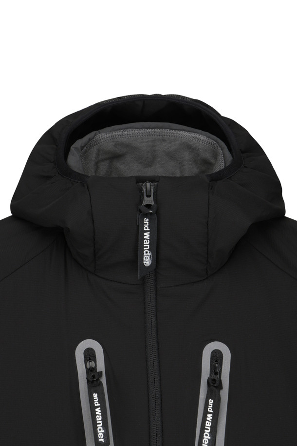 (AND WANDER) 알파 에어 후디 - 블랙은 남녀 공용으로, 봄, 가을 시즌 아웃도어 및 일상에서 활용하기 좋은 후드 자켓입니다. 발수 기능과 통기성을 갖춘 나일론, 폴라텍 소재로 제작되어 얇지만 쾌적한 착용감을 제공합니다. 미니멀하고 스포티한 디자인으로 등산, 산책, 여행 등 다양한 TPO에 적합하며, 레귤러핏으로 편안하게 착용할 수 있습니다. 후드 바이저 캡, 가슴 포켓 2개, 전면 및 측면 포켓 2개 등의 디테일이 실용성을 더합니다. 블랙 컬러의 무지 스타일로 어떤 룩에도 자연스럽게 매치됩니다.
