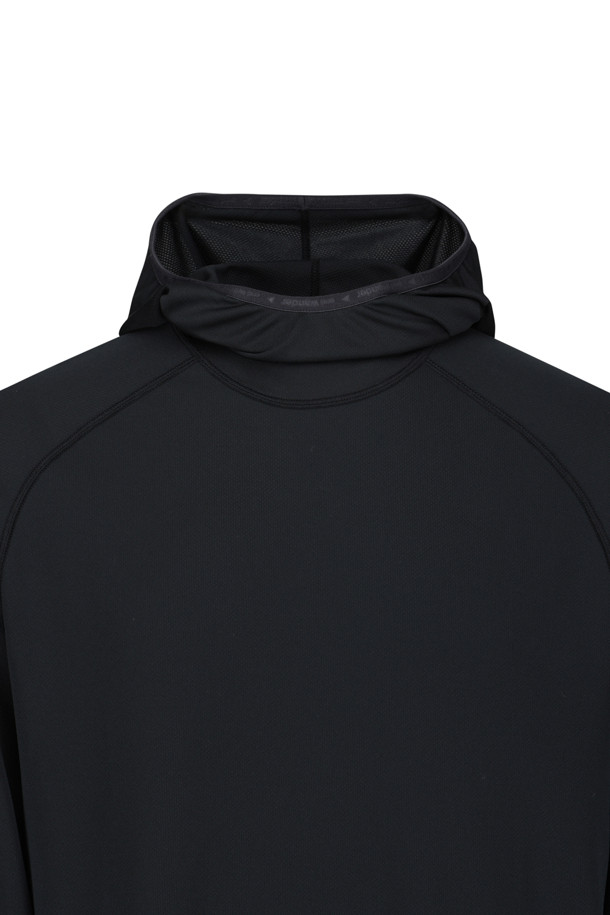 (AND WANDER) 드라이 저지 LS 후디 - 블랙은 스포츠 활동과 일상에서 모두 활용 가능한 공용 후드 티셔츠입니다. 부드러운 촉감의 드라이 저지 소재로 제작되어 흡습, 방습, 속건, 소취 기능으로 쾌적함을 유지해 줍니다. 레귤러핏으로 편안한 착용감을 제공하며, 사계절 내내 활용할 수 있는 얇은 두께감의 긴 소매 후드 티셔츠입니다. 스포티한 스타일을 연출하며, 백 포켓 2개와 데오도란트 스티치 디테일이 특징입니다. 피트니스룩 또는 러닝룩에 완벽하게 어울립니다.
