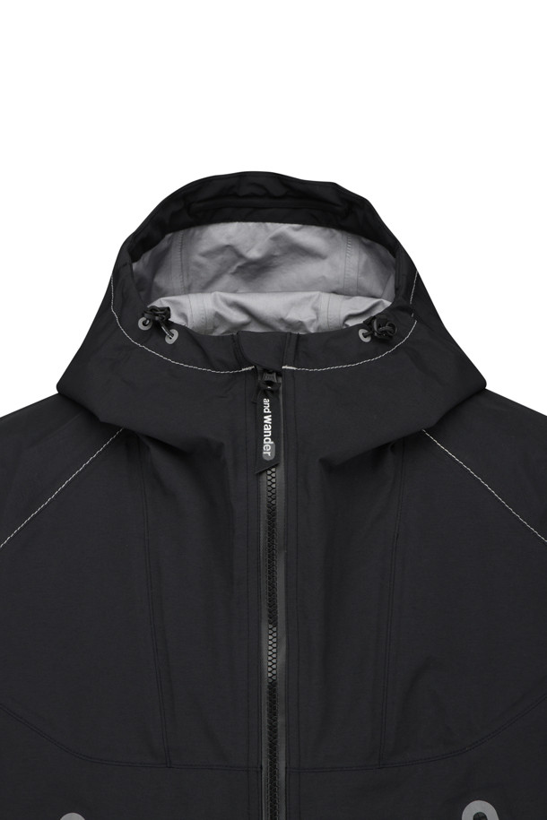 (AND WANDER) 루즈 핏 레인 재킷 - 블랙은 아웃도어 활동과 레인웨어를 위한 유니섹스 레인코트입니다. 3레이어 방수 소재와 20,000mm의 방수압, 10,000mm의 투습 기능으로 궂은 날씨에도 쾌적함을 유지합니다. 등 부분 벤틸레이션(환기구)을 장착하여 통기성을 높였으며, 루즈 핏 디자인으로 편안한 착용감을 제공합니다. 봄, 여름, 가을 시즌에 여행, 휴가, 캠핑 등 고프코어, 스포티, 미니멀 스타일 연출에 적합합니다. 블랙 컬러의 무지 디자인으로 다양한 룩에 활용하기 좋습니다.
