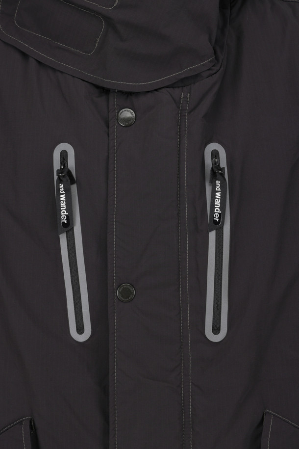 (AND WANDER) 피쉬테일 옥타 코트 - 블랙은 일상과 아웃도어 활동 모두에 적합한 남녀 공용 아우터입니다. 가을, 겨울 시즌 착용을 권장하며, 스포티하고 밀리터리한 스타일을 연출합니다. 옥타 소재를 사용하여 제작되었으며, 롱 기장에 두꺼운 두께감으로 보온성을 높였습니다. 플리스 안감 후드, 벨크로/지퍼 하이넥, 반사 테이프 지퍼 포켓 등의 디테일이 돋보이며, 출근룩과 여행룩, 캐주얼, 미니멀, 스포티 스타일을 즐기는 분들께 추천합니다.
