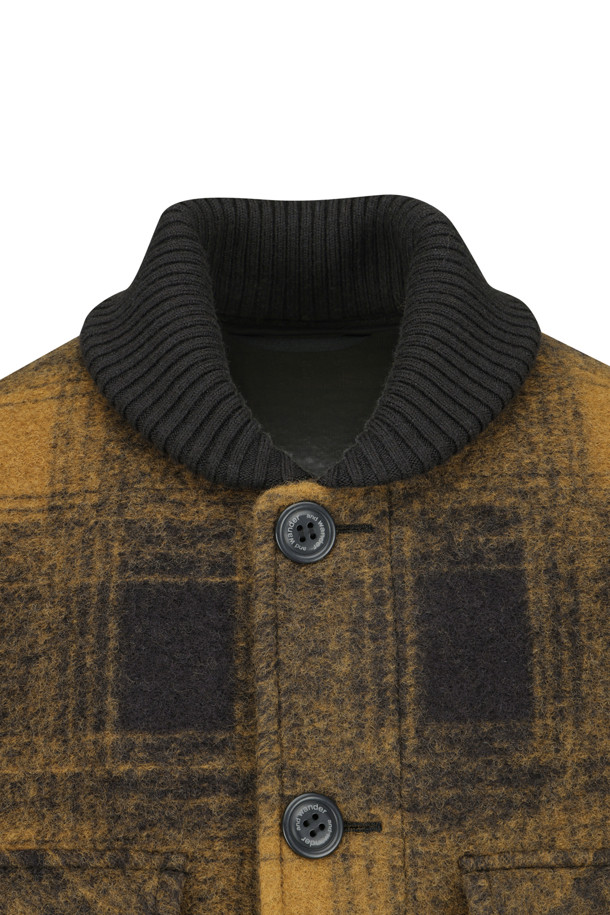 (AND WANDER) 울 샤기 집업 재킷 - 카멜은 캐주얼한 무드의 남녀 공용 자켓입니다. 따뜻하고 부드러운 촉감의 울, 폴리에스터 혼방 소재로 제작되었으며, 가을과 겨울에 착용하기 좋습니다. 방풍 기능과 기모 안감으로 보온성을 높였으며, 은은한 체크 패턴이 특징입니다. 집업 스타일로 간편하게 착용 가능하며, 출근룩이나 모임룩 등 다양한 TPO에 활용할 수 있습니다. 미니멀, 클래식, 캐주얼 스타일을 즐겨 입는 분들께 추천합니다.
