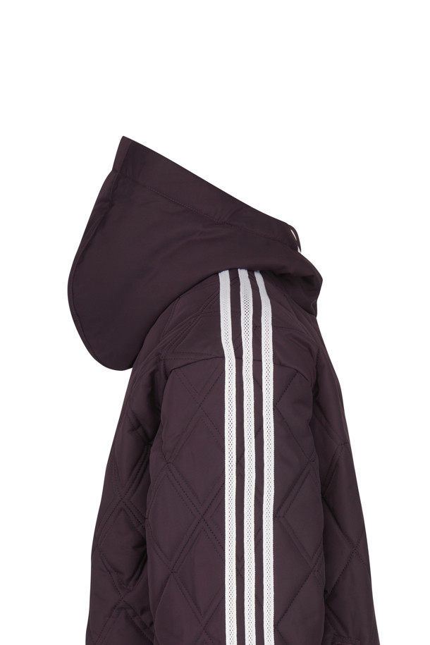 (아디다스 X 웨일스 보너) 퀼티드 재킷 - 섀도우 마룬은 캐주얼, 스포티, 미니멀 스타일을 아우르는 남성용 퀼팅 재킷입니다. 가을, 겨울 시즌에 어울리는 두꺼운 두께감과 톤 다운된 마룬 컬러가 특징이며, 일상과 출근룩에 모두 활용 가능합니다. 루즈핏으로 편안한 착용감을 제공하며, 긴 소매와 후드 디자인으로 보온성을 높였습니다. 2웨이 지퍼, 로고 디테일, 포켓 등의 섬세한 디테일이 돋보이며, 스트라이프 퀼팅 패턴이 돋보입니다. 폴리에스테르 소재로 제작되었습니다.
