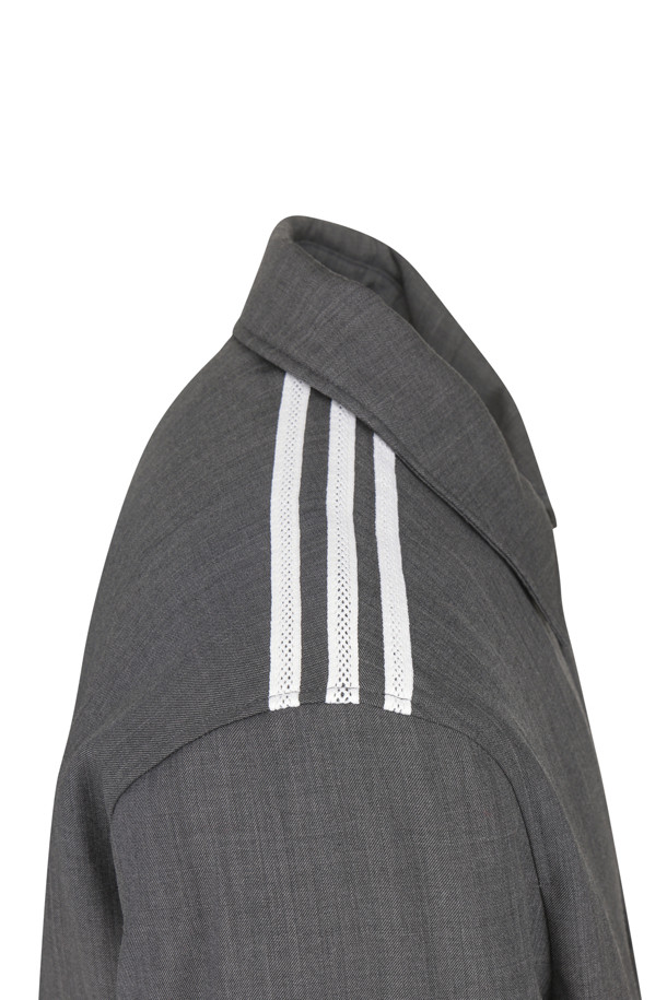 아디다스 X 웨일즈 보너 울 블루종 - 다크 그레이 헤더는 남성용 아우터로, 가을과 겨울에 착용하기 좋습니다. 다크 그레이 헤더 컬러의 무지 디자인이며, 스포티하면서도 클래식한 스타일을 연출합니다. 울 소재로 제작되어 부드러운 촉감을 자랑하며, 레귤러핏과 지퍼 여밈 방식으로 편안하게 착용할 수 있습니다. 리브드 밑단과 소매, 내부 주머니, 크로셰 3-스트라이프 디테일이 특징입니다. 출근룩, 비즈니스 캐주얼, 모임룩 등 다양한 TPO에 활용 가능하며, 미니멀하고 스포티한 스타일을 선호하는 분들께 추천합니다.
