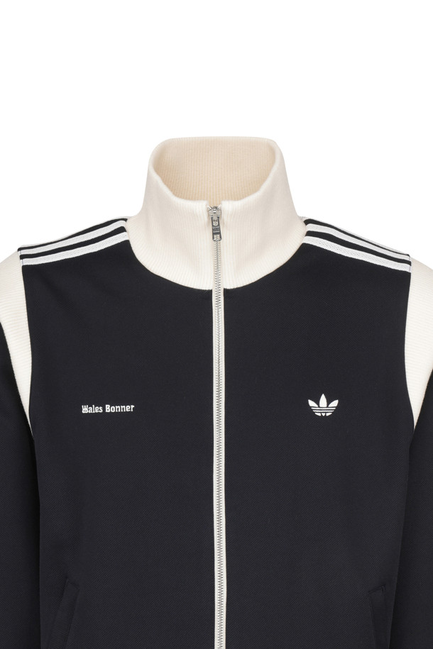 아디다스 X 웨일즈 보너의 트윌 티티 - 나이트 네이비는 스포티함과 미니멀한 감성을 동시에 담은 남성용 트랙탑입니다. 부드러운 촉감의 트윌 소재로 제작되었으며, 봄, 가을 시즌에 착용하기 좋습니다. 네이비 컬러를 바탕으로, 레귤러 핏과 긴 소매 기장으로 편안한 착용감을 선사합니다. 집업 스타일의 여밈 방식과 크로셰 3-스트라이프 디테일이 돋보이는 디자인입니다. 일상 또는 스포츠 활동 시, 캐주얼한 스타일을 연출하기에 적합합니다.
