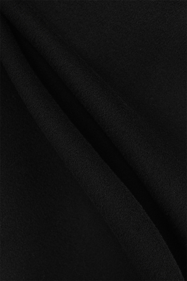 발마칸 코트 - 블랙은 호주산 파인 램스울을 사용하여 부드러운 촉감을 선사하며, 가을과 겨울 시즌에 적합한 두꺼운 두께감으로 제작되었습니다. 래글런 소매와 웰트 포켓, 안주머니, 칼라 비조 디테일이 돋보이는 발마칸 코트입니다. A라인 핏에 무지 패턴, 롱 기장으로 클래식하고 베이직한 스타일을 연출합니다. 버튼 여밈 방식의 블랙 컬러 코트로, 출근룩, 겨울 데일리룩, 비즈니스 캐주얼 등 다양한 TPO에 활용 가능합니다. 미니멀하고 시크한 스타일을 선호하는 남성분들께 추천합니다.
