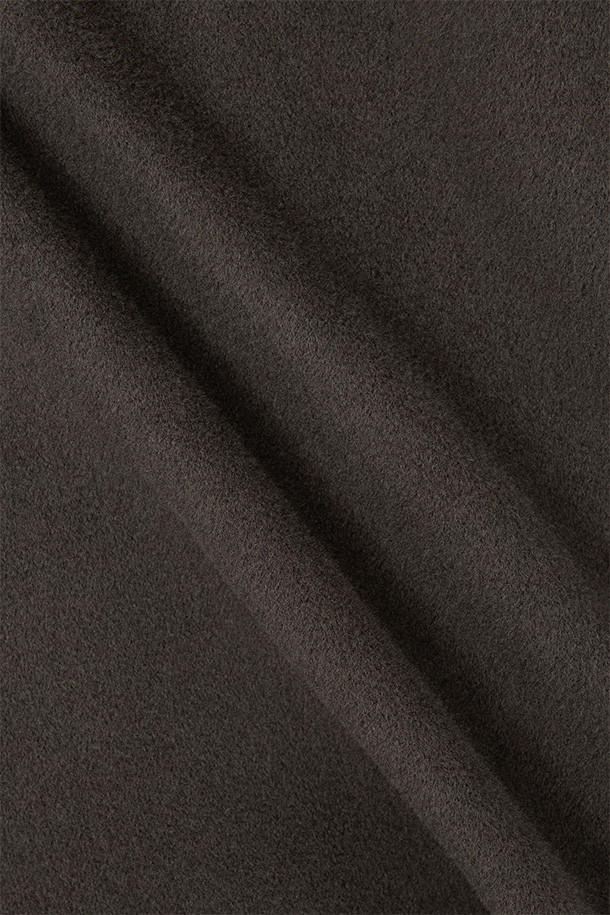 발마칸 코트 - 올리브 그레이는 가을과 겨울, 일상 속에서 클래식하고 미니멀한 스타일을 연출하기에 완벽한 남성용 아우터입니다. 호주산 파인 램스울을 사용하여 부드러운 촉감과 두꺼운 두께감을 자랑하며, 래글런 소매와 웰트 포켓 디테일로 실용성을 더했습니다. A라인 핏과 롱 기장으로 세련된 실루엣을 완성하며, 칼라 비조와 안주머니, 안감 벰버그, 폴리에스터 소재로 마감하여 보온성을 높였습니다. 버튼 여밈 방식으로 제작되었으며, 올리브 그레이 컬러는 어떤 룩에도 자연스럽게 녹아들어 겨울 데일리룩, 출근룩, 데이트룩 등 다양한 TPO에 활용하기 좋습니다.
