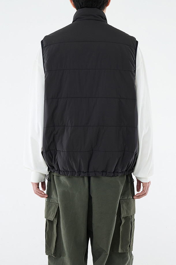 리버서블 퍼프 베스트 - 블랙/에크루는 남성용 아우터 베스트입니다. 캐주얼, 스포티, 미니멀한 스타일을 모두 아우르며, 가을과 겨울 두 계절에 걸쳐 데일리룩, 산책룩, 여행룩에 폭넓게 활용할 수 있습니다. 블랙과 에크루, 두 가지 컬러로 출시되어, 리버서블 디자인으로 한 벌로 두 가지 스타일을 연출할 수 있습니다. 루즈핏에 지퍼형 여밈 방식, 스탠드 카라, 지퍼 포켓, 사이드 포켓, 밑단 스토퍼, 그리고 신슐레이트 충전재를 적용하여 보온, 방수, 통기 기능을 제공합니다. 나일론 소재로 제작되어 두꺼운 두께감을 자랑합니다.
