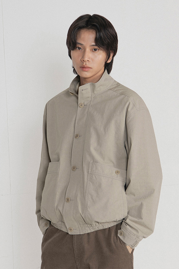 EXPLORER 재킷 - 스톤은 일상과 아웃도어 활동에 모두 적합한 남성용 자켓입니다. 고밀도 코튼 100% 원단에 바틱 가공을 더해 빈티지한 텍스처를 살렸으며, 봄, 가을 계절에 착용하기 좋습니다. 스탠다드핏으로 편안한 착용감을 제공하며, 크롭 기장과 지퍼 여밈 방식이 특징입니다. 뒷면 대형 포켓 2개와 양쪽 지퍼 주머니, 그리고 안감 폴리에스터 100%로 실용성을 더했습니다. 캐주얼 스타일을 연출하기 좋은 스톤 컬러의 아웃도어 재킷입니다.

