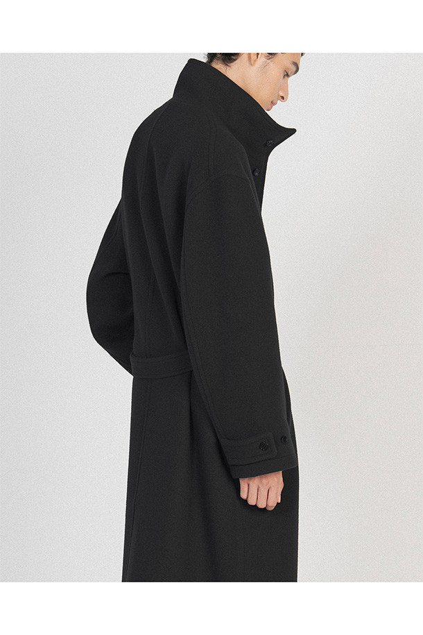 PURE WOOL STAND COLLAR COAT - BLACK은 가을과 겨울, 당신의 스타일을 완성할 완벽한 아우터입니다. 울 소재로 제작되어 부드러운 촉감과 뛰어난 보온성을 자랑하며, 벨트 디테일과 롱 기장의 레귤러핏 디자인이 클래식하고 미니멀한 매력을 더합니다. 스탠드 칼라 디자인은 시크한 분위기를 연출하며, 오피스룩, 비즈니스 캐주얼, 모임룩 등 다양한 TPO에 활용 가능합니다. 블랙 컬러는 어떤 옷에도 잘 어울려 데일리 코트로서 손색없으며, 안감은 폴리에스테르와 뱀베르그로 마감되어 고급스러움을 더했습니다.