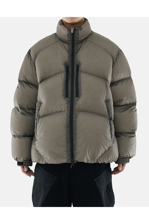 SHADOW PUFFER DOWN PARKA - 쉬어 올리브는 일상, 아웃도어 활동은 물론 여행과 캠핑, 등산 시에도 유용한 다운 파카입니다. 톤 다운된 올리브 컬러에 무지 디자인으로 어떤 스타일에도 쉽게 매치할 수 있으며, 캐주얼, 스포티, 고프코어 스타일을 연출하기 좋습니다. 구스다운 90:10 충전재와 FP800+의 높은 필파워, 방풍 및 발수 기능으로 뛰어난 보온성을 제공하며 경량 설계로 활동성을 높였습니다. 루즈핏으로 편안한 착용감을 선사하며, 양방향 지퍼, 높은 카라, 다양한 포켓, 벨크로 소매 조절 및 밑단 스토퍼 디테일로 기능성을 더했습니다. 겨울철 추위 속에서도 스타일과 따뜻함을 모두 놓치지 마세요.
