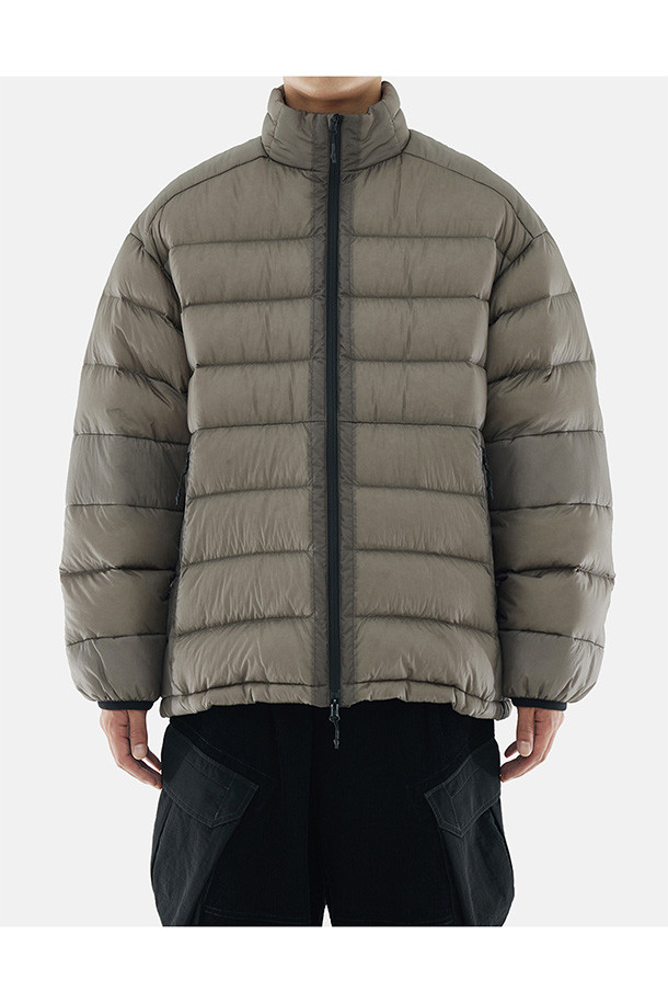 HELIUM 다운 재킷 - 시어 올리브는 겨울철 추위를 막아줄 공용 다운자켓입니다. 캐주얼, 미니멀 스타일을 즐기는 분들께 적합하며, 출근룩과 여행룩에 모두 활용할 수 있습니다. 90:10 구스다운 충전재와 FP800+ 등급의 뛰어난 보온성을 자랑하며, 방풍, 발수 기능으로 변덕스러운 날씨에도 끄떡없습니다. 루즈핏으로 편안한 착용감을 선사하며, 양방향 지퍼, 지퍼 포켓, 내부 지퍼 포켓, 신축성 있는 소매 커프스, 밑단 스토퍼 등의 디테일로 실용성을 더했습니다. 부드러운 촉감의 나일론 소재를 사용하여, 매일 입고 싶은 데일리 아우터가 되어줄 것입니다.
