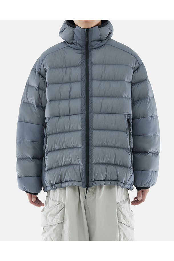 헬륨 후드 다운 재킷 - 쉬어 더스티 블루는 가을과 겨울, 일상과 여행, 캠핑 등 다양한 TPO에 활용 가능한 아우터입니다. 캐주얼, 미니멀, 고프코어 스타일을 아우르는 베이직하고 릴랙스 핏의 디자인으로, 무지 패턴과 얇은 두께로 제작되었습니다. 방풍, 발수, 보온 기능과 경량성을 갖춰 활동성을 높였으며, 후드, 하이넥, 밑단 스트링 디테일로 보온성을 더했습니다. 나일론, 구스다운, 폴리에스테르 등 3가지 주요 소재를 사용하여 편안한 착용감을 선사합니다. 집업 방식으로 간편하게 착용 가능하며, 긴 소매 기장으로 따뜻함을 유지해 줍니다.
