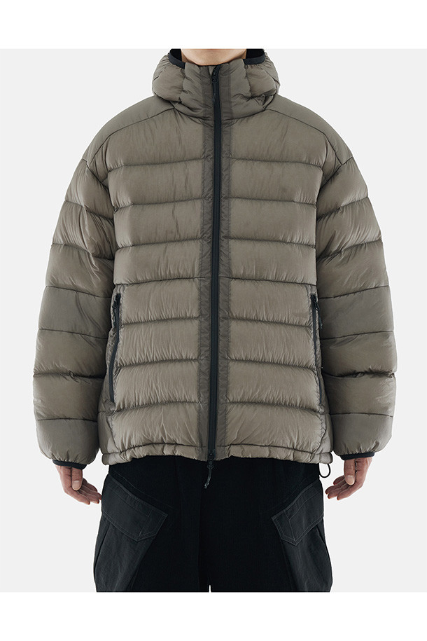 HELIUM 후디드 다운 재킷 - 시어 올리브는 일상, 출근룩, 여행룩에 모두 어울리는 공용 다운자켓입니다. 캐주얼, 스포티, 미니멀 스타일을 아우르는 디자인으로, 방풍, 발수 기능과 뛰어난 보온성, 경량성을 갖춘 겨울철 필수템입니다. 구스다운 90:10 충전재와 FP800+ 등급의 안감을 사용하여 우수한 보온성을 제공하며, 부드러운 나일론 소재와 루즈핏으로 편안한 착용감을 선사합니다. 양방향 지퍼, 지퍼 포켓, 내부 지퍼 포켓, 신축성 있는 소매 커프스, 밑단 스토퍼 등 다양한 기능으로 활용성을 높였습니다.
