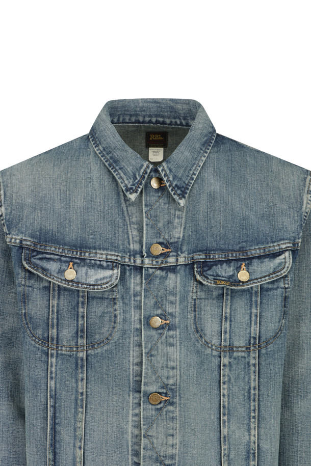 LEELAND (리랜드) 인디고 데님 트러커 재킷 - LEELAND WASH (리랜드 워시)는 남녀 모두 착용 가능한 캐주얼하고 클래식한 스타일의 데님 재킷입니다. 봄, 가을에 어울리는 중간 두께감의 인디고 컬러 데님 소재로 제작되었으며, 레귤러 핏으로 편안하게 착용할 수 있습니다. 메탈 버튼, 버튼 커프스, 가슴 포켓, 허리 사이즈 조절 탭 등의 디테일이 돋보입니다. 데이트룩, 봄 소풍룩 등 다양한 TPO에 활용할 수 있으며, 미니멀한 스타일 연출에도 적합합니다. 긴 소매 기장의 레귤러 기장으로, 데님 특유의 자연스러운 멋을 살린 아이템입니다.
