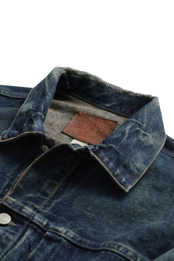 웨스트뷰 데님 트러커 재킷 - 웨스트뷰 워시는 캐주얼과 클래식 스타일을 아우르는 남성용 데님 재킷입니다. 봄, 가을에 어울리는 중간 두께감의 레귤러핏 데님 재킷으로, 뻣뻣한 촉감이 특징입니다. 블루 컬러의 무지 디자인이며, 버튼 여밈 방식과 긴 소매 기장으로 제작되었습니다. 스트레이트 칼라, 버튼 플래킷, 버튼 커프스, 앞면 포켓 2개, 뒷면 사이즈 조절 탭, 가죽 패치 등의 디테일이 돋보입니다. 데이트룩과 봄 소풍룩에 활용하기 좋은 아이템입니다.
