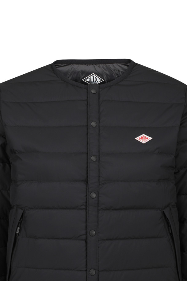 여성용 크루넥 이너 다운 재킷 - 블랙은 겨울철 일상과 출근룩에 모두 잘 어울리는 미니멀하고 베이직한 스타일의 다운 재킷입니다. 부드러운 촉감의 고밀도 우븐 나일론 태피터 소재를 사용하여 편안한 착용감을 선사하며, 라운드넥 디자인으로 어떤 옷에도 쉽게 매치할 수 있습니다. 친환경 재활용 다운 충전재와 두꺼운 두께감으로 뛰어난 보온성을 제공하며, 허리 신축성 드로코드와 수납 주머니가 있어 실용성을 더했습니다. 레귤러핏으로 제작되어 편안한 착용감을 선사하며, 긴 소매 기장과 스냅 여밈 방식이 특징입니다.
