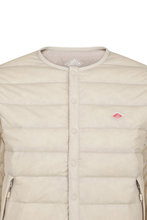 "WOMEN'S CREWNECK INNER DOWN JACKET - 오이스터 화이트"는 겨울철 여성의 따뜻함을 책임지는 다운 자켓입니다. 미니멀하고 베이직한 스타일로, 출근룩은 물론 다양한 일상 스타일에 매치하기 좋습니다. 부드러운 촉감의 고밀도 우븐 나일론 태피터 소재를 사용하여 편안한 착용감을 선사하며, 허리 드로코드를 통해 핏 조절이 가능합니다. 친환경 재활용 다운 충전재와 숏패딩 디자인으로 보온성과 경량성을 동시에 갖췄으며, 수납 주머니가 있어 실용적입니다. 집업 방식에 크롭 기장으로, 세련된 겨울 스타일을 완성해 보세요.
