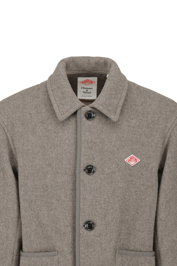 MEN'S WOOL LIGHT PILE COVERALLS 재킷 - H.BEIGE는 워크웨어와 캐주얼 스타일을 아우르는 남성용 커버롤 재킷입니다. 가을, 겨울 시즌에 적합하며, 베이지 컬러의 무지 디자인으로 다양한 룩에 매치하기 용이합니다. 울 소재의 얇은 두께로 제작되어 부드러운 촉감을 선사하며, 와이드핏과 레귤러 기장으로 편안한 착용감을 제공합니다. 버튼 여밈 방식과 긴소매 디자인, 폴리에스터 소매 안감과 헤링본 테이프 파이핑, 경량 설계로 실용성을 더했습니다. 출근룩과 비즈니스 캐주얼 스타일에도 활용 가능한, 세련된 디자인의 워크자켓입니다.
