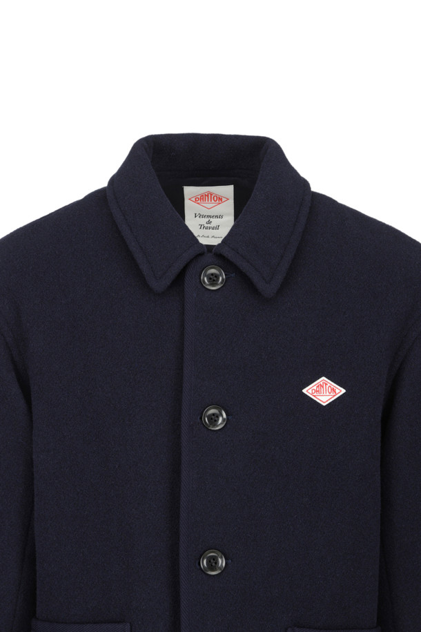 MEN'S 울 라이트 파일 커버롤 재킷 - 네이비는 가을과 겨울에 어울리는 남성용 자켓입니다. 캐주얼과 워크웨어 스타일을 넘나들며, 출근룩, 비즈니스 캐주얼, 모임룩 등 다양한 TPO에 활용할 수 있습니다. 부드러운 촉감의 울 소재와 두꺼운 두께감으로 보온성을 높였으며, 와이드 핏과 긴 소매 기장으로 편안한 착용감을 제공합니다. 무지 디자인에 버튼 여밈 방식, 헤링본 테이프 파이핑, 경량, 그리고 이중 브러시 가공 등의 디테일이 돋보이는 워크자켓입니다. 클래식, 미니멀, 워크웨어 스타일을 즐기는 남성에게 적합한 네이비 컬러의 자켓입니다.
