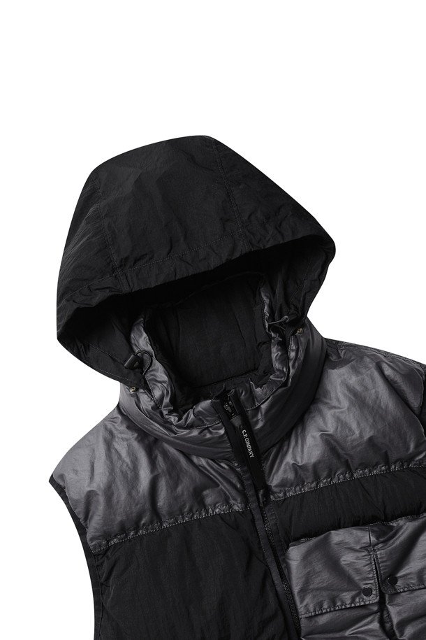 (C.P. 컴퍼니) 에코 크롬-R 믹스드 다운 베스트 - 17CMOW033A006369M 블랙은 남성용 아우터 베스트입니다. 가을과 겨울에 착용하기 좋으며 일상, 산책, 여행 등 다양한 TPO에 활용할 수 있습니다. 캐주얼, 스포티, 미니멀 스타일을 연출하기에 적합하며, 무지 패턴에 레귤러 핏으로 제작되었습니다. 두꺼운 두께감의 나일론 소재이며, 2-way 지퍼, 히든 후드, 가먼트 다잉 워싱 등의 특징을 갖춘 패딩 베스트입니다. 안감은 패딩으로 마감되어 보온성을 높였습니다.
