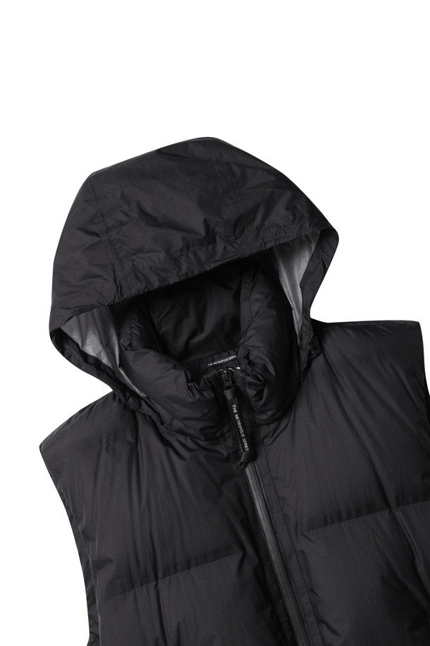 (C.P. 컴퍼니) 더 메트로폴리스 시리즈 퍼텍스 후드 다운 베스트는 남성용 아우터입니다. 블랙 색상의 무지 패턴으로, 가을과 겨울에 두꺼운 두께감으로 따뜻하게 착용할 수 있습니다. 캐주얼 및 스포티한 스타일을 연출하며, 일상, 산책, 여행 등 다양한 TPO에 활용하기 좋습니다. 레귤러핏의 민소매 디자인으로, 후드와 2웨이 지퍼, 레이저 로고 배지, 다운 충전재를 갖춘 패딩 베스트입니다.
