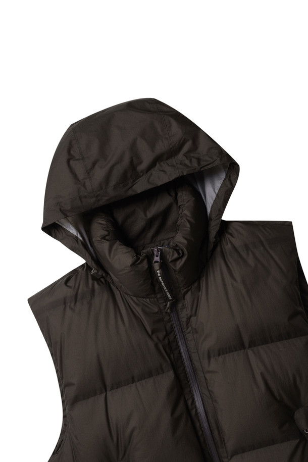 (C.P. 컴퍼니) 메트로폴리스 시리즈 퍼텍스 후드 다운 베스트 - 럼 레이즌은 캐주얼, 스포티 스타일을 연출하기 좋은 남성용 겨울 베스트입니다. 럼 레이즌(브라운) 컬러의 무지 디자인으로, 레귤러 핏과 레귤러 기장으로 제작되었습니다. 퍼텍스 소재를 사용하여 두꺼운 두께감과 보온성을 자랑하며, 히든 후드와 2WAY 지퍼, 레이저 로고 배지가 특징입니다. 일상생활에서 겨울 데일리룩으로 활용하기 좋습니다.
