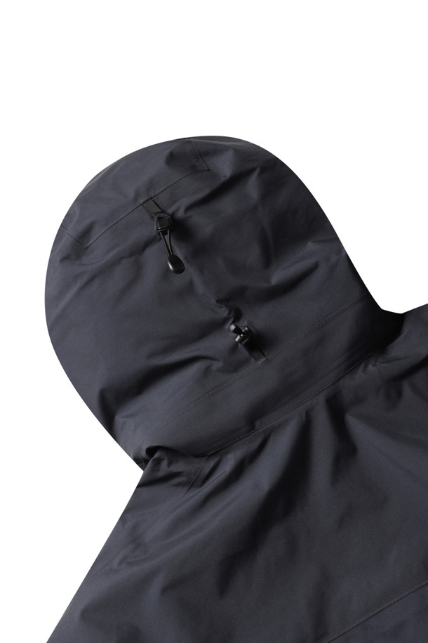 BETA AR 재킷 (베타 AR 재킷) MENS - BLACK SAPPHIRE (블랙 사파이어)는 남성용 아우터 자켓입니다. 봄, 가을에 적합하며, 하이킹, 일상 등 다양한 용도로 활용할 수 있습니다. 레귤러 핏에 집업 스타일로, 방수 및 발수 기능이 있어 활동적인 날씨에도 쾌적함을 유지합니다. 블랙 사파이어 색상의 무지 디자인으로 스포티하고 미니멀한 스타일을 연출하며, 지퍼 포켓이 실용성을 더합니다. 등산룩, 여행룩, 산책룩 등 TPO에 맞춰 활용하기 좋습니다.
