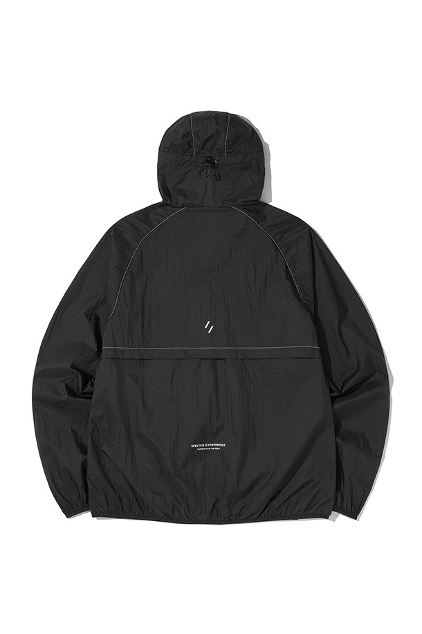 보레아스 벤틸레이션 윈드브레이커 - WBESJP001 블랙은 일상과 스포츠 활동에 모두 적합한 남녀 공용 윈드브레이커입니다. 봄, 여름 시즌에 착용하기 좋으며, 발수 기능과 통기성을 갖춰 쾌적한 착용감을 제공합니다. 등판 통기 디테일과 조절 가능한 후드 및 밑단 스트링으로 활동성을 높였으며, 재귀반사 디테일이 적용되어 안전성을 더했습니다. 무지 디자인에 블랙 컬러로 스포티, 미니멀, 캐주얼 스타일을 연출하기 좋습니다. 러닝룩, 등산룩, 여행룩 등 다양한 TPO에 매치하기 좋은 레귤러핏 윈드브레이커입니다.
