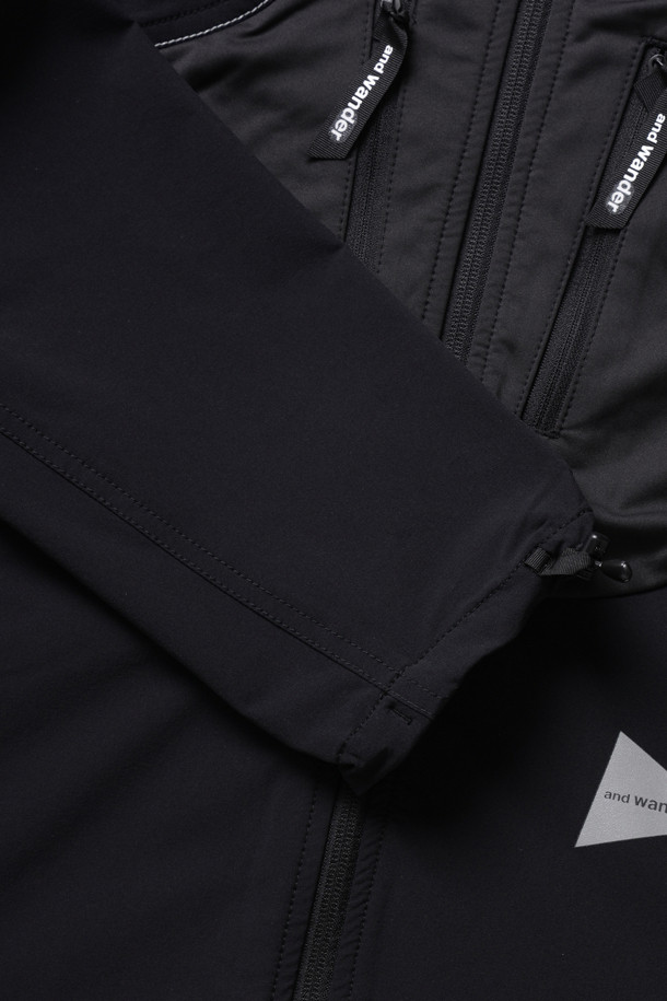 **트렉 재킷 3 - 블랙**은 아웃도어 활동과 일상에서 모두 활용 가능한 레귤러핏 재킷입니다. ZGRAV 소재를 사용하여 봄, 가을 간절기에 적합하며, 스포티와 캐주얼 스타일을 동시에 연출합니다. 블랙 컬러에 후드, 지퍼 포켓, 반사 로고 프린트, 번지 스타일 조임끈 등 다양한 디테일이 돋보입니다. 발수 기능과 내구성을 갖춰 활동성을 높였으며, 등산룩, 여행룩, 산책룩 등 다양한 TPO에 잘 어울립니다. 긴 소매의 지퍼형 여밈 방식으로 편리하게 착용할 수 있습니다.
