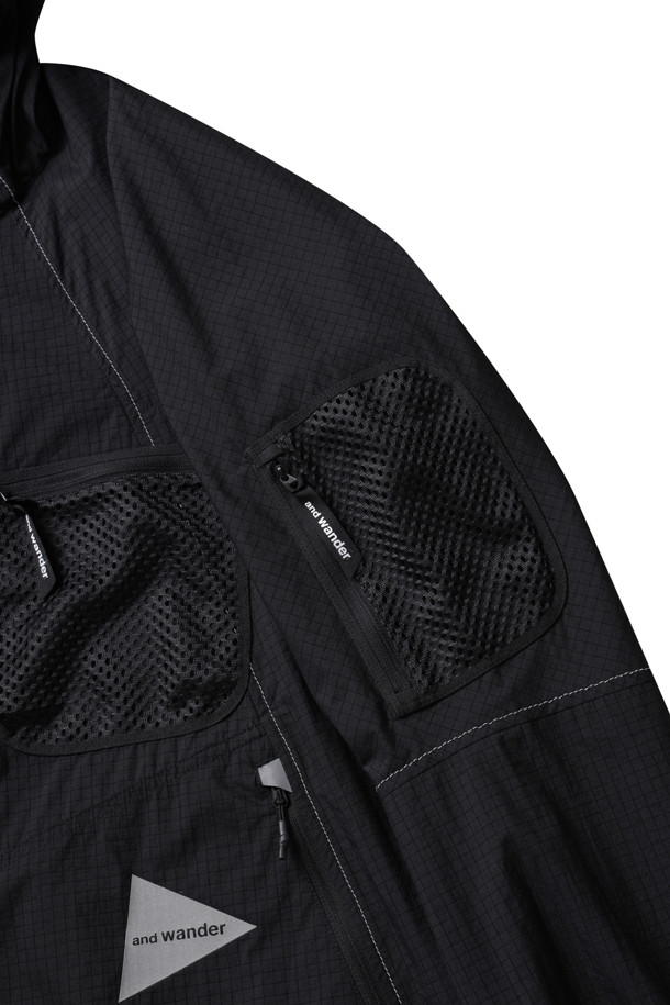 브레스 립 후디 – 블랙은 일상과 스포츠 활동 모두에 적합한 공용 후드 자켓입니다. 얇은 두께의 립스탑 소재로 제작되어 봄, 가을 간절기에 착용하기 좋으며, 발수성과 내구성이 뛰어나 활동적인 움직임에도 적합합니다. 래글런 소매 디자인으로 활동성을 높였으며, 지퍼 메시 포켓과 반사 로고 프린트 디테일이 특징입니다. 스포티, 캐주얼, 미니멀 스타일을 추구하는 분들께 산책, 여행, 피트니스룩으로 추천합니다.