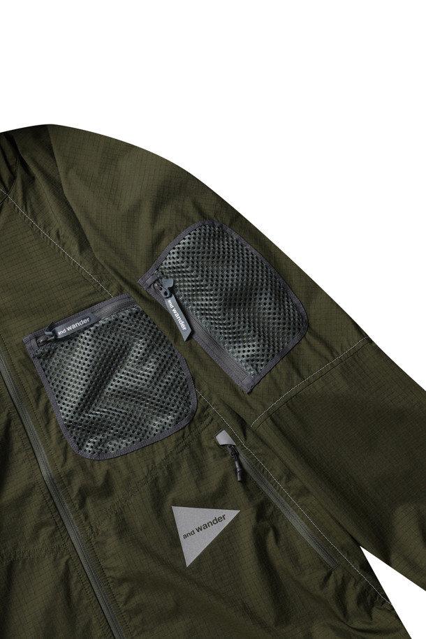 브레스 립 후디(khaki)는 남성용 후드 자켓으로, 봄, 가을에 스포티하고 캐주얼한 스타일을 연출하기 좋습니다. 립스탑 소재로 제작되어 얇지만 발수 기능을 갖춰 일상 및 아웃도어 활동에 적합합니다. 래글런 소매와 레귤러핏으로 편안함을 더하며, 지퍼 메시 포켓과 반사 로고 프린트로 디자인 포인트를 살렸습니다. 산책, 여행, 캠핑 등 다양한 TPO에 활용 가능하며, 캐주얼, 스포티, 고프코어 스타일을 즐기는 분들께 추천합니다.
