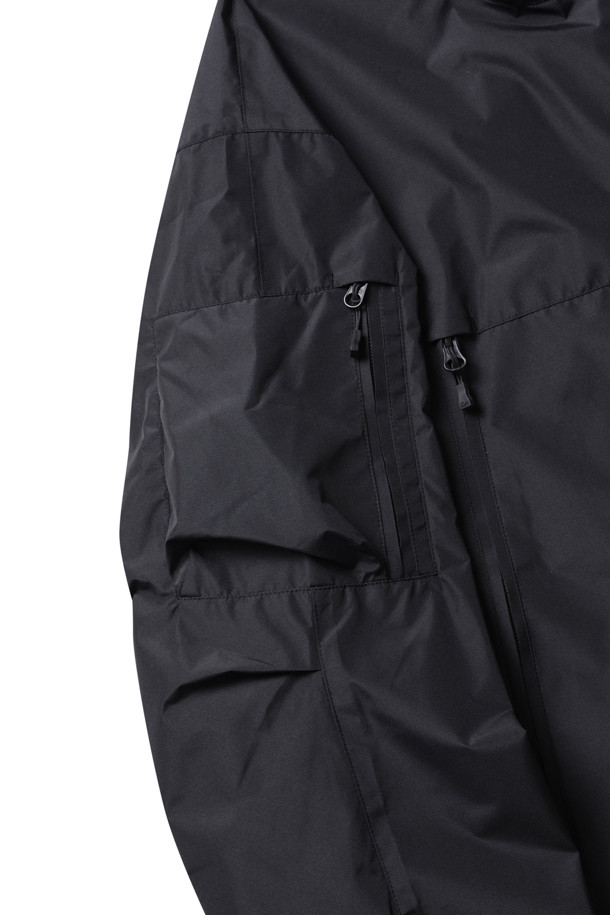 고어텍스 윈드스토퍼 테크 아머드 쉘 재킷 - 블랙은 남성을 위한 자켓입니다. 고어텍스 윈드스토퍼 기술을 적용하여 방수, 방풍 기능을 제공하며 가볍고 활동성이 뛰어납니다. 봄, 가을 시즌에 적합하며, 아웃도어 활동은 물론 일상에서도 스포티하고 테크니컬한 스타일을 연출할 수 있습니다. 레귤러핏으로 편안하게 착용 가능하며, 윈드브레이커 디자인에 집업 여밈 방식, 멀티 포켓 디자인이 특징입니다. 등산, 여행, 캠핑 등 다양한 TPO에 활용할 수 있으며, 고프코어, 미니멀 스타일에도 잘 어울립니다.
