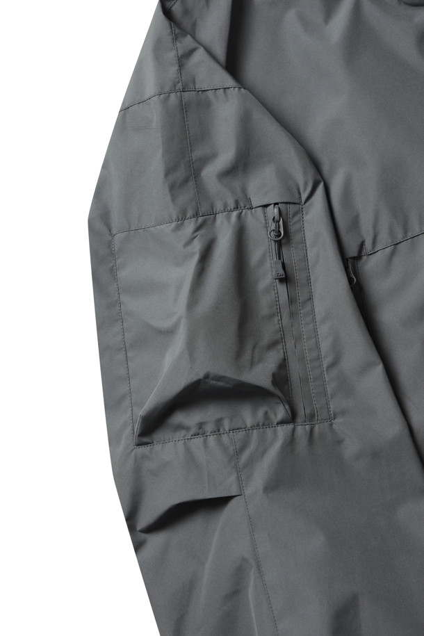 고어텍스 윈드스토퍼 테크 아머드 쉘 재킷 - 차콜은 남성을 위한 아우터 자켓입니다. 봄, 가을 계절에 적합하며, 아웃도어 및 일상 용도로 활용할 수 있습니다. 방수, 방풍 기능을 갖춘 윈드스토퍼 소재와 멀티 포켓 디자인으로 실용성을 높였습니다. 레귤러핏, 레귤러 기장의 차콜 컬러 무지 쉘 재킷으로 고프코어, 스포티, 미니멀 스타일을 연출할 수 있습니다. 등산룩, 여행룩, 캠핑룩 등 다양한 TPO에 활용 가능한 활용도 높은 아이템입니다.
