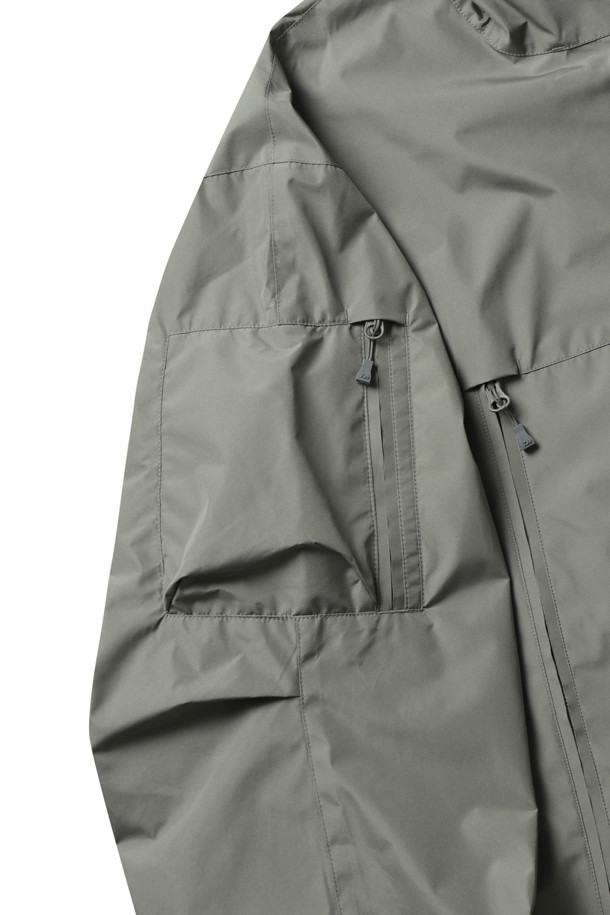 고어텍스 윈드스토퍼 테크 아머드 쉘 재킷 - 울프그레이는 뛰어난 방수, 방풍 기능을 제공하는 남성용 재킷입니다. 봄, 가을 날씨에 적합하며, 아웃도어 활동과 일상생활 모두에서 활용 가능합니다. 레귤러핏으로, 회색 무지 디자인에 집업 여밈 방식과 긴 소매 기장으로 제작되었습니다. 경량 소재와 멀티 포켓 디테일은 스포티, 고프코어, 미니멀 스타일을 연출하며, 여행, 산책, 등산 시 편안함을 선사합니다. 고어텍스 소재를 사용하여 기능성과 스타일을 모두 갖춘 테크니컬 재킷입니다.
