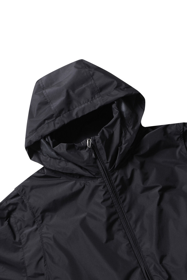 고어텍스 윈드스토퍼 테크 2웨이 윈드브레이커 재킷 - 블랙은 아웃도어 활동은 물론 일상에서도 활용하기 좋은 남녀 공용 윈드브레이커입니다. 봄, 가을 계절에 적합하며, 스포티, 캐주얼 스타일에 매치하기 좋습니다. 탈부착 후드, 다양한 포켓, 탈부착 소매, 방수/방풍 기능을 갖춰 활동성을 높였습니다. 고어텍스 및 나일론 소재로 제작되어 얇지만 튼튼하며, 패커블 기능으로 휴대와 보관이 용이합니다. 여행룩, 등산룩, 가을 나들이룩 등 다양한 TPO에 활용할 수 있습니다.
