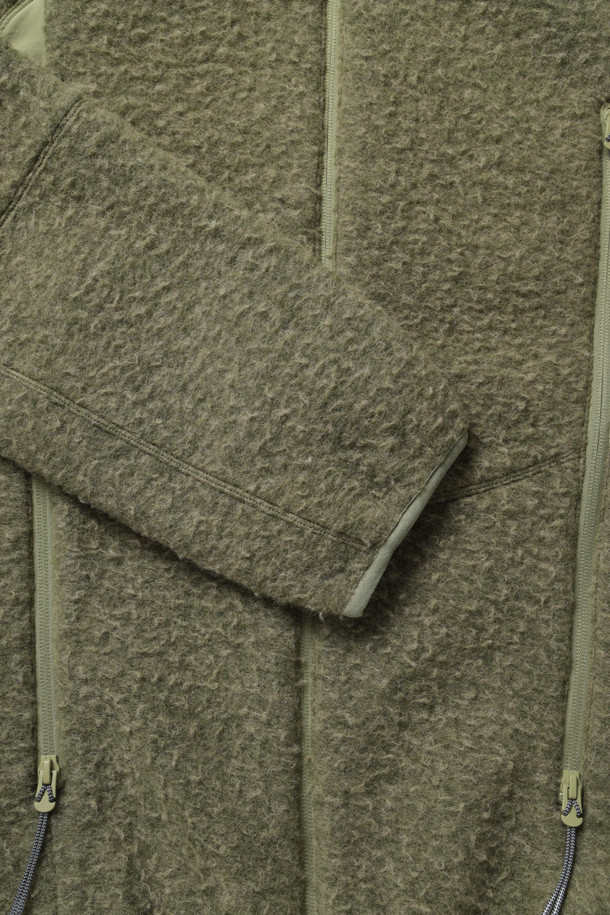 알로에 Polar Fleece 재킷은 가을, 겨울에 따뜻하게 입을 수 있는 플리스 재킷입니다. 캐주얼, 스포티한 스타일을 연출하며 일상, 산책, 여행 등 다양한 TPO에 활용하기 좋습니다. 알로에, 카키, 올리브 3가지 색상으로 출시되었으며, 레귤러핏에 두꺼운 두께감으로 보온성을 높였습니다. 팔 부분 나일론 패널과 사이드 지퍼 포켓, 가슴 로고 그래픽 디테일이 돋보이며 부드러운 촉감을 선사합니다. 집업 스타일의 긴 소매 플리스 재킷으로 편안하게 착용할 수 있습니다.
