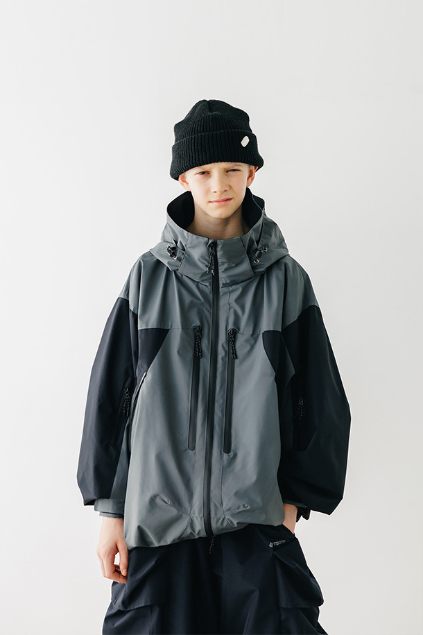 (CLESSTE) 고어텍스 시티 마운틴 파카는 남성용 아우터로, 일상과 아웃도어 활동 모두에 적합한 디자인입니다. 그레이와 블랙 두 가지 색상으로 제공되며, 봄, 가을, 겨울 계절에 착용 가능합니다. 고어텍스 소재를 사용하여 방풍, 투습, 발수 기능을 갖췄으며, 레귤러핏에 두꺼운 두께감으로 보온성을 높였습니다. 후드 탈착 가능, 앞면 포켓 2개, 왼쪽 소매 포켓, 겨드랑이 벤틸레이션, 라글란 소매 등의 디테일이 돋보이며, 고프코어 및 캐주얼 스타일을 연출하기 좋습니다. 등산, 캠핑, 여행 시 유용하게 활용할 수 있습니다.
