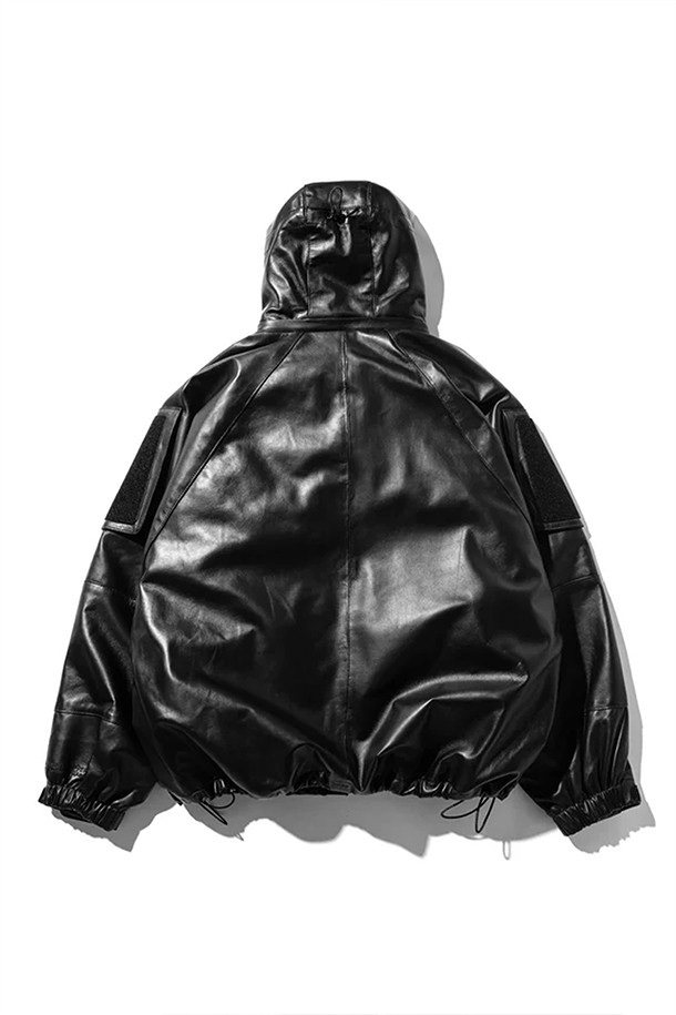 (CLESSTE) 고어텍스 랩스 레더 시티 밀리터리 재킷 - 블랙은 남녀 모두 착용 가능한 밀리터리 스타일의 아우터입니다. 양가죽과 고어텍스 소재를 사용하여 방수, 방풍, 투습 기능을 갖췄으며, 라글란 소매로 활동성을 높였습니다. 두꺼운 두께감과 부드러운 촉감, 레귤러핏으로 편안한 착용감을 제공합니다. 출근룩과 여행룩, 미니멀, 클래식, 스트리트 등 다양한 스타일 연출에 활용할 수 있는 블랙 컬러의 집업 자켓입니다.
