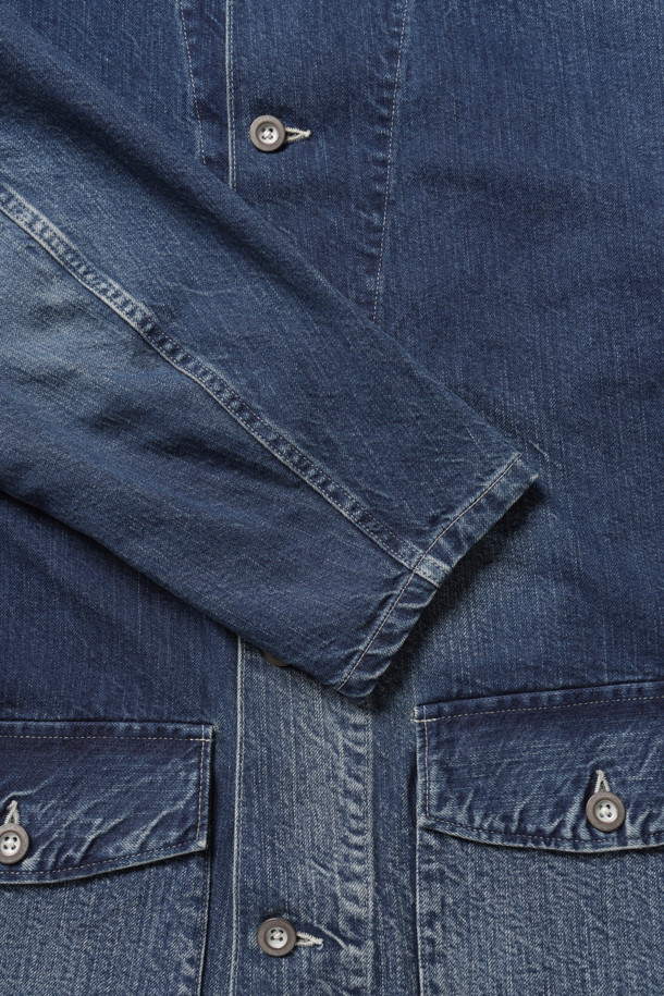 M-41 US ARMY(엠-41 US 아미) 데님 커버올 재킷은 남성용 아우터로, 미디엄 다크 블루 컬러의 데님 소재로 제작되었습니다. 봄, 가을에 착용하기 좋으며, 밀리터리 및 캐주얼 스타일을 즐기는 분들께 적합합니다. 레귤러 핏에 긴 소매, 버튼 여밈 방식으로 디자인되었으며, 플랩 패치 포켓과 4홀 금속 단추, 셀비지 데님을 사용하여 US ARMY(US 아미) 스타일을 완벽하게 재현했습니다. 두꺼운 두께감과 뻣뻣한 촉감으로 워크웨어, 클래식, 캐주얼 스타일을 연출할 수 있어 동네 마실룩이나 가을 나들이룩에 활용하기 좋습니다.
