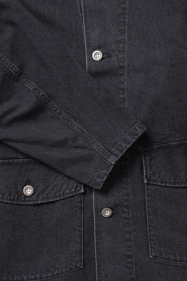 M-41 US ARMY 데님 커버올 재킷 - 미디엄 블랙은 남성용 아우터로, 봄, 가을에 착용하기 좋은 두꺼운 두께감의 데님 커버올 재킷입니다. 캐주얼과 밀리터리 스타일을 동시에 느낄 수 있으며, 무지 패턴의 블랙 컬러가 특징입니다. 11.05oz 셀비지 데님 소재로 제작되어 뻣뻣한 촉감을 가지며, 레귤러핏에 긴 소매, 버튼 여밈 방식, 그리고 대형 패치 포켓과 4홀 금속 단추 디테일이 돋보입니다. 데이트룩이나 가을 나들이룩에 활용하기 좋으며, 캐주얼, 클래식, 워크웨어 스타일을 즐기는 분들께 추천합니다.
