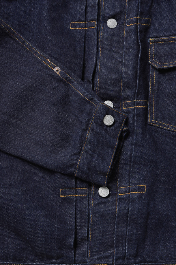 네이비 컬러의 Single Pocket Denim Jacket (Real Indigo) 는 남녀 모두 착용 가능한 캐주얼 베이직 스타일의 데님 자켓입니다. 봄, 가을에 적합하며, 두꺼운 데님 소재에 뻣뻣한 촉감을 느낄 수 있습니다. 핏은 박시하며, 셀비지 데님, 싱글 플랩 포켓, 앞면 주름 등의 특징을 가지고 있습니다.

