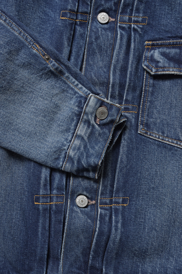 싱글 포켓 데님 재킷 (리얼 인디고) - 미디엄 다크 블루 데미지는 남성용 아우터로, 캐주얼한 스타일을 연출하기에 좋습니다. 봄, 가을에 어울리는 두꺼운 데님 소재로 제작되었으며, 싱글 플랩 포켓과 셀비지 데님, 데미지 워싱 디테일이 특징입니다. 미디엄 다크 블루 컬러와 박시 핏, 긴 소매 디자인으로 편안하면서도 세련된 느낌을 줍니다. 버튼 여밈 방식의 레귤러 기장 데님 재킷으로, 미니멀한 스타일을 선호하는 분들께 추천합니다.
