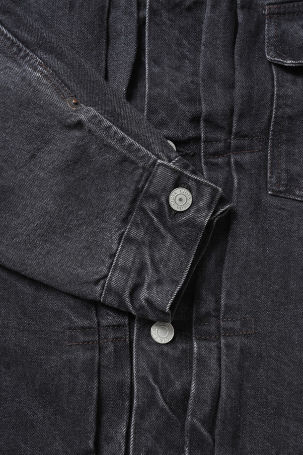 싱글 포켓 데님 재킷 - 미디엄 블랙은 남녀 모두 착용 가능한 데님 재킷입니다. 캐주얼하고 베이직한 스타일로, 봄, 가을에 활용하기 좋습니다. 뻣뻣한 촉감의 두꺼운 데님 소재로 제작되었으며, 박시한 핏과 긴 소매 기장이 특징입니다. 싱글 플랩 포켓과 셀비지 데님 디테일로 디자인되었으며, 버튼 여밈 방식입니다. 데이트룩이나 가을 나들이룩에 미니멀하게 연출하기 좋습니다.
