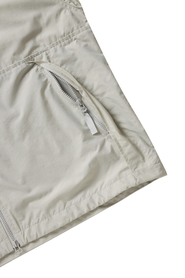 **MENS STUNNER NYLON HOODED JACKET - GREIGE (멘스 스터너 나일론 후드 재킷 - 그레이지)**

가볍고 편안한 착용감의 남성용 후드 재킷입니다. 봄, 가을 시즌에 적합하며, 캐주얼, 미니멀, 시티보이 스타일을 연출하기 좋습니다. 그레이지 컬러의 무지 디자인으로 어떤 옷에도 쉽게 매치할 수 있습니다. 레귤러핏에 지퍼형 여밈 방식이며, 얇은 두께감과 긴 소매 기장으로 제작되었습니다. 내부 메시 포켓, 가슴 부분 스티치 디테일, 더블 지퍼, 코팅 처리된 안감이 특징입니다.
